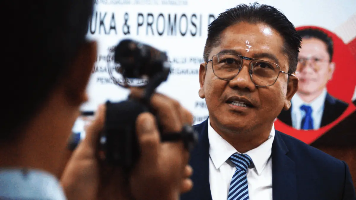 SANGAT MEMUASKAN: Notaris I Ketut Sugiartha, SH, MKn resmi menyandang gelar doktor setelah dinyatakan lulus dalam ujian terbuka Program Doktor Ilmu Hukum Universitas Warmadewa (Unwar), Denpasar, Selasa (4/8/2026).(IST/radarbali.id)
