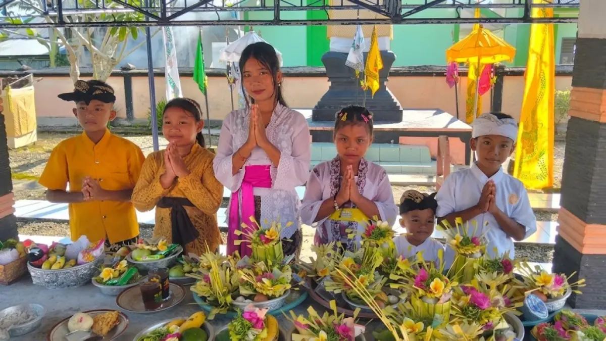 Siswa pasraman melakukan pelajaran praktik mebanten.  