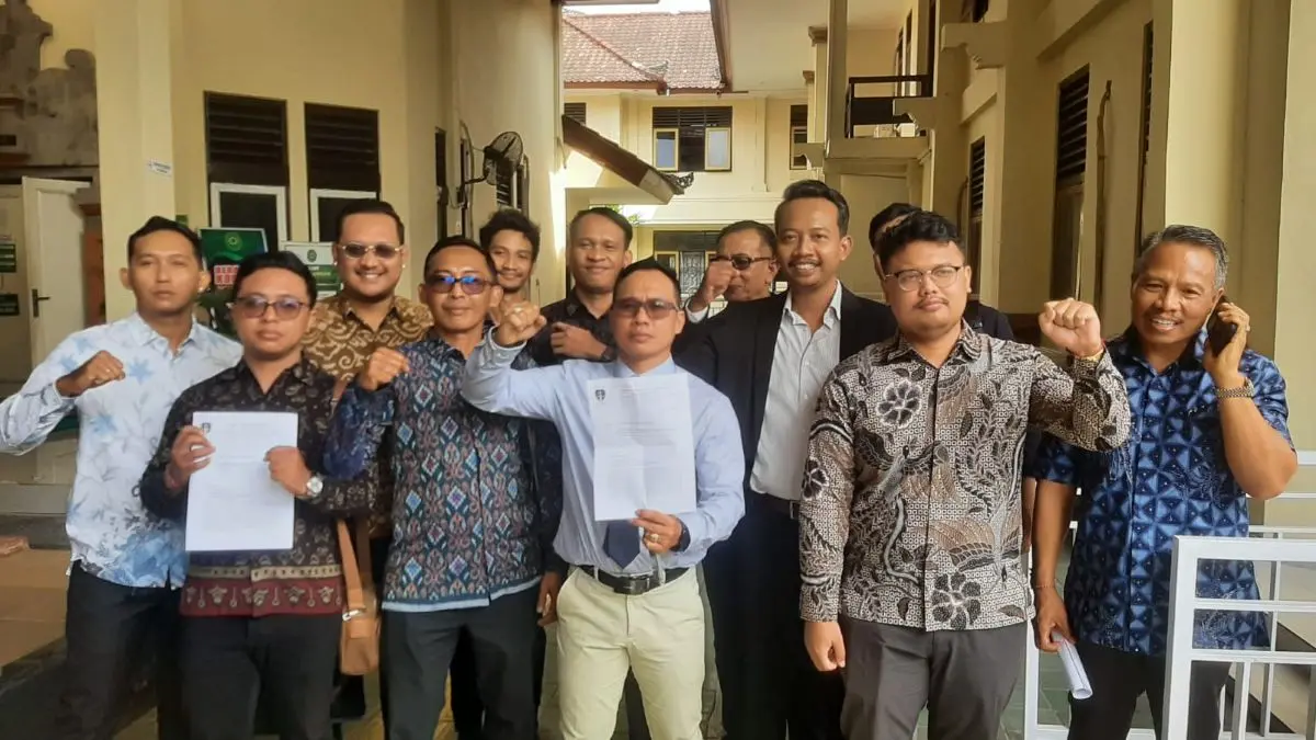 TOLAK TUNTUTAN: Tim Kuasa Hukum 4 Media yang tergabung SJB, yang dikkordinatori Made "Ariel" Suardana menyatakan siap menghadapi sidang selanjutnya setelah mediasi buntu di PN Denpasar, Selasa 4 Agustus 2026. (M.RIDWAN/radarbali.id)