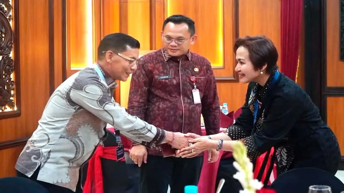 Bupati Klungkung, I Made Satria kunjungan sekaligus silaturahmi dengan Deputi Bidang Koordinasi dan Supervisi Komisi Pemberantasan Korupsi (KPK) Republik Indonesia, Dr. Ely Kusumastuti, S.H., M.H. di Gedung Negara Grahadi, Kota Surabaya, pada Selasa (4/8).