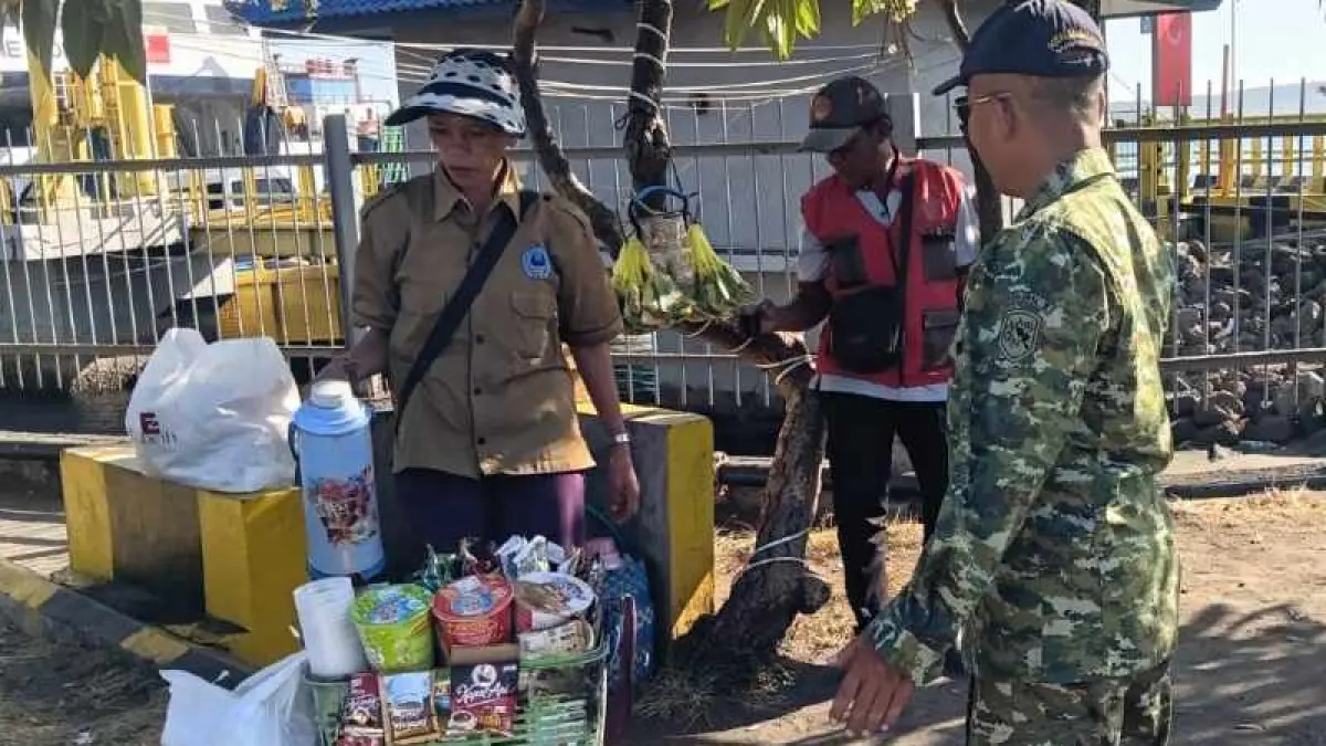 DILARANG MULAI HARI INI : Aktivitas pedagang di Pelabuhan Gilimanuk sebelum ada sterilisasi. (foto: M.Basir/Radar Bali)