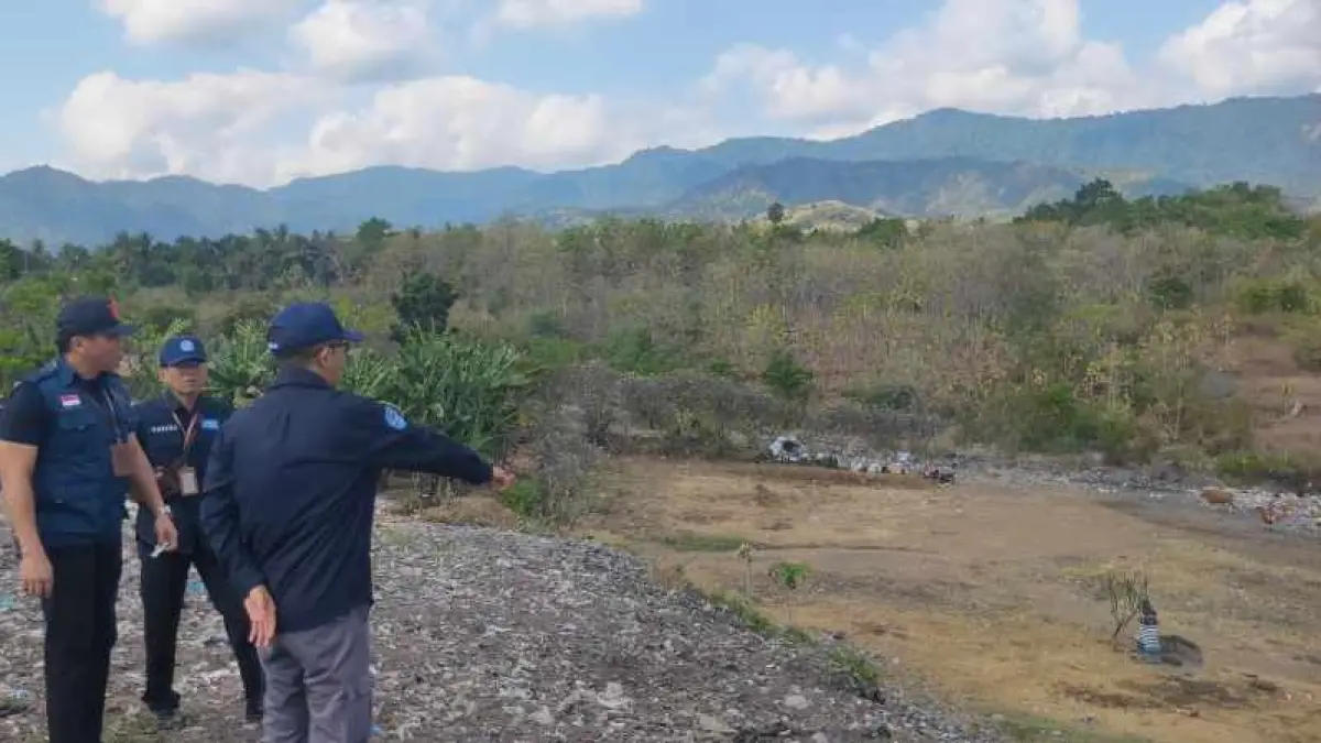 DIPANTAU : Tim Terpadu turun untuk mengkoordinasikan kembali beroperasinya TPA Pangkungparuk, Seririt,Buleleng. (foto:ist).