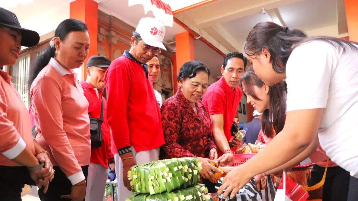 Kakanwil Kemenag Bali I Gusti Made Sunartha beserta istri melihat produk UMKM dalam pameran di halaman kantor setempat Rabu, 5 Agustus 2026. )Sania Humas Kemenag Bali/radarbali.id)