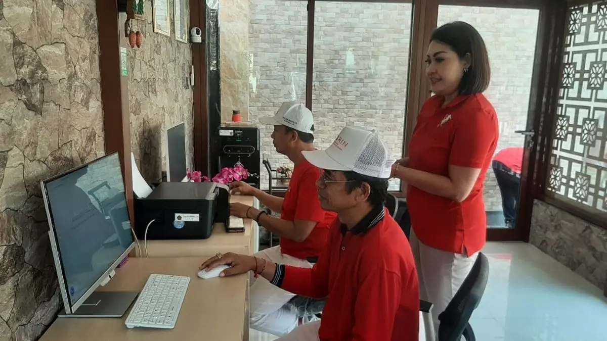 Kakanwil Kemenag Bali I Gusti Made Sunartha, Kabag TU Syarif Hidayatullah dan Katim Humas Ni Made Wina Maya Lestari mencoba akses internet di ruang Media Corner Kemenag Bali, Rabu 5 Agustus 2026