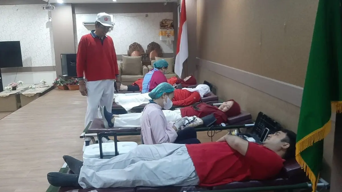 Kakanwil Kemenag I Gusti Made Sunartha cek peserta donor darah di lantai 2 Kemenag Bali, Rabu 5 Agustus 2026