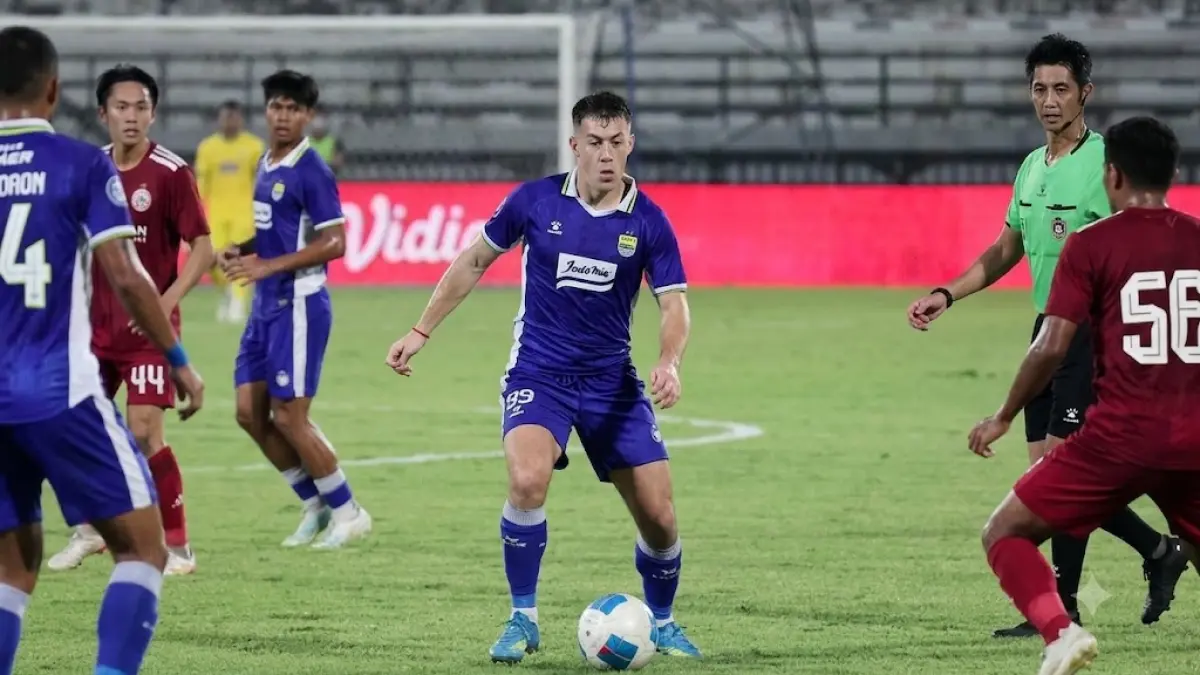 Mariano Peralta (tengah) berupaya lolos dari hadangan bek tengah Persija Fajar Fathurrahman dalam pertandingan semifinal Piala Presiden 2026 di Stadion Kapten I Wayan Dipta. (Foto: Barly Isham/Persib)