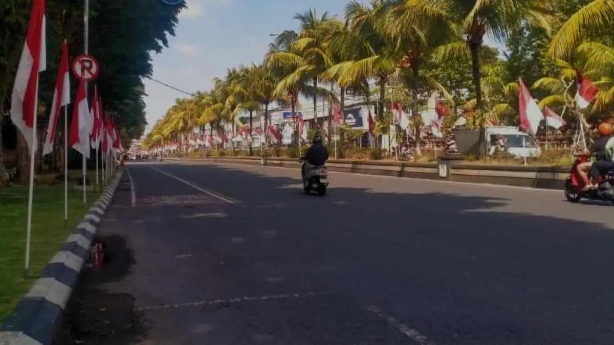 MERIAH MERAH PUTIH : Deretan bendera merah putih semarak di Jalan Pahlawan, Tabanan. (.Juliadi/Radar Bali)