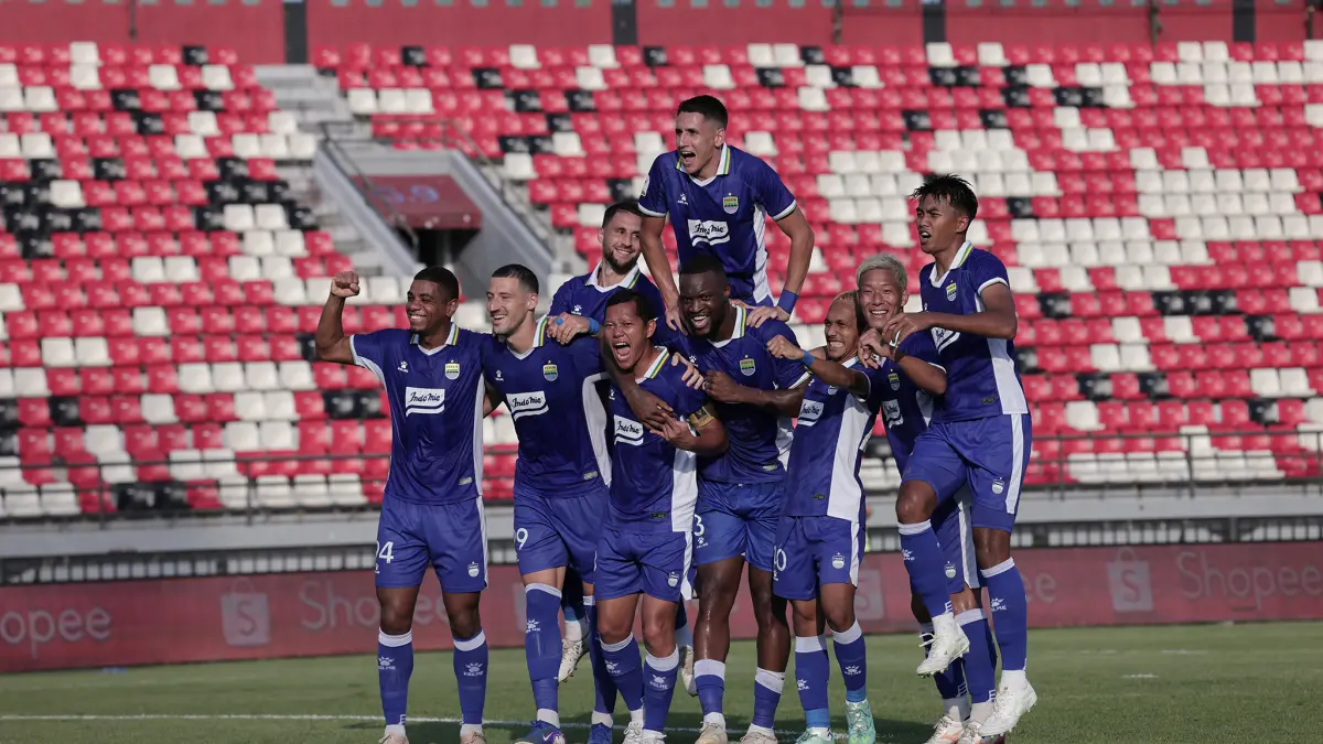 Pemain Persib merayakan kemenangan 2-1 atas Persija Jakarta di semifinal Piala Presiden 2026 di Stadion Kapten I Wayan Dipta, Gianyar, Bali. (Foto: Barly Isham/Persib)