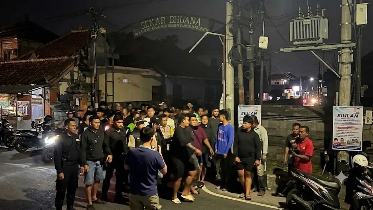 

Petugas Polsek Denpasar Timur membawa terduga pelaku kekerasan dengan sajam yang menyebabkan dua korban terluka di Penatih Dangin Puri, Denpasar Utara, Selasa (4/8) sekitar pukul 24.00 WITA. (Foto: Polsek Denpasar Timur)

&nbsp;