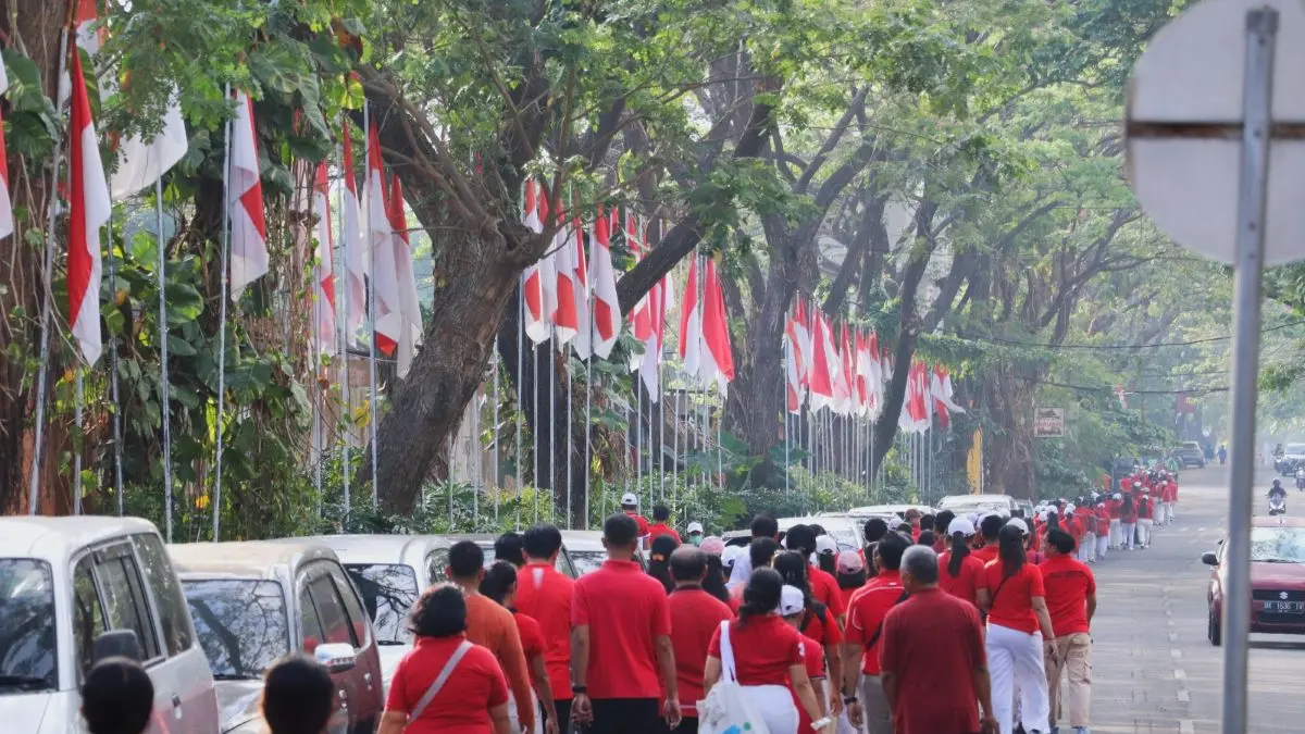 SEHAT DAN MERDEKA: Para peserta jalan sehat keluarga besar Kemenag Bali saat menyusuri jalan raya Cok Agung Tresna Renon Denpasar, Rabu 5 Agustus 2026. (Sania Humas Kemenag Bali/radarbali.id)