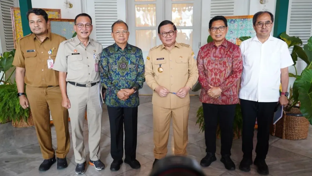 Bupati Wayan Adi Arnawa mendampingi Gubernur Bali Wayan Koster saat audiensi dengan Gubernur DKI Jakarta Pramono Anung di Balai Kota DKI Jakarta, Selasa (4/8).