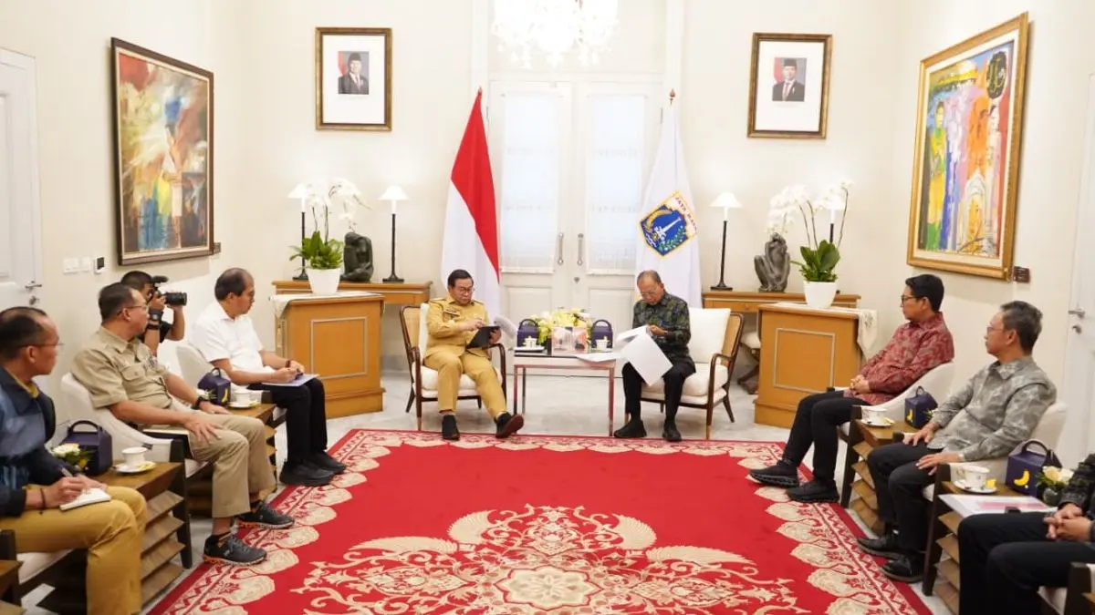 CARA KREATIF: Gubernur DKI Jakarta Pramono Anung dan Gubernur Bali Wayan Koster serta Bupati Badung Adi Arnawa dan pejabat terkait saat bertemu di Jakarta bahas sumber pembiayaan pembangunan. (IST/radarbali.id)