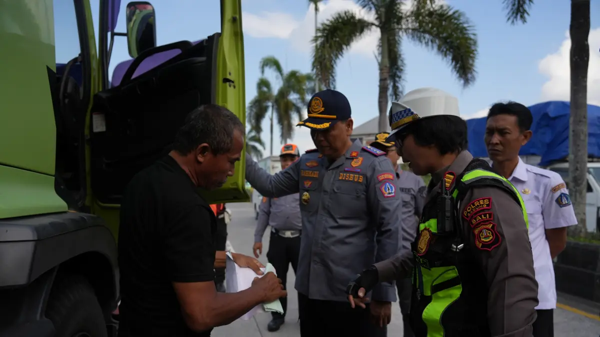 Dishub Kabupaten Badung gelar penertiban puluhan truk yang melakukan pelanggaran parkir liar di sepanjang bahu Jalan Jaksa Agung R Soeprapto, area Terminal Mengwi, Badung, pada Rabu (5/8/2026) pagi.&nbsp;