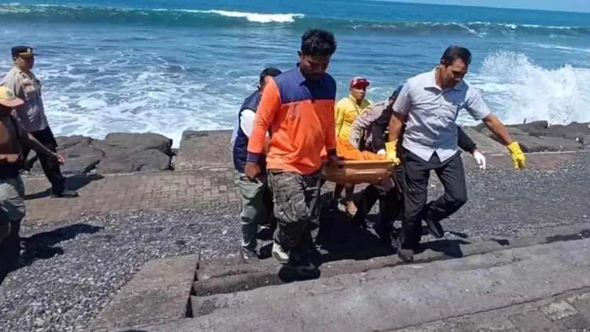 DITEMUKAN SUDAH MENINGGAL : Jenazah pria asal Pemogan, Denpasar, Kadek Dede Wiranata, dievakuasi. (foto: Polres Gianyar)