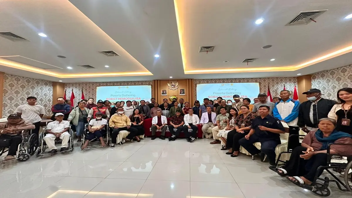 Foto bersama peserta, narasumber, dan panitia usai pelaksanaan Gathering Sobat Hemodialisa sebagai bentuk kebersamaan dan komitmen mendukung kualitas hidup pasien hemodialisa.