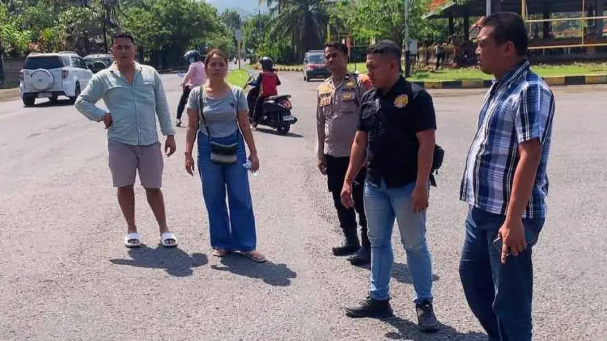 GELAR &nbsp;REKONSTRUKSI : Polisi saat melakukan olah TKP di lokasi penjambretan.&nbsp;di depan Depo Pertamina Manggis, Desa Antiga, Karangasem. (Istimewa)