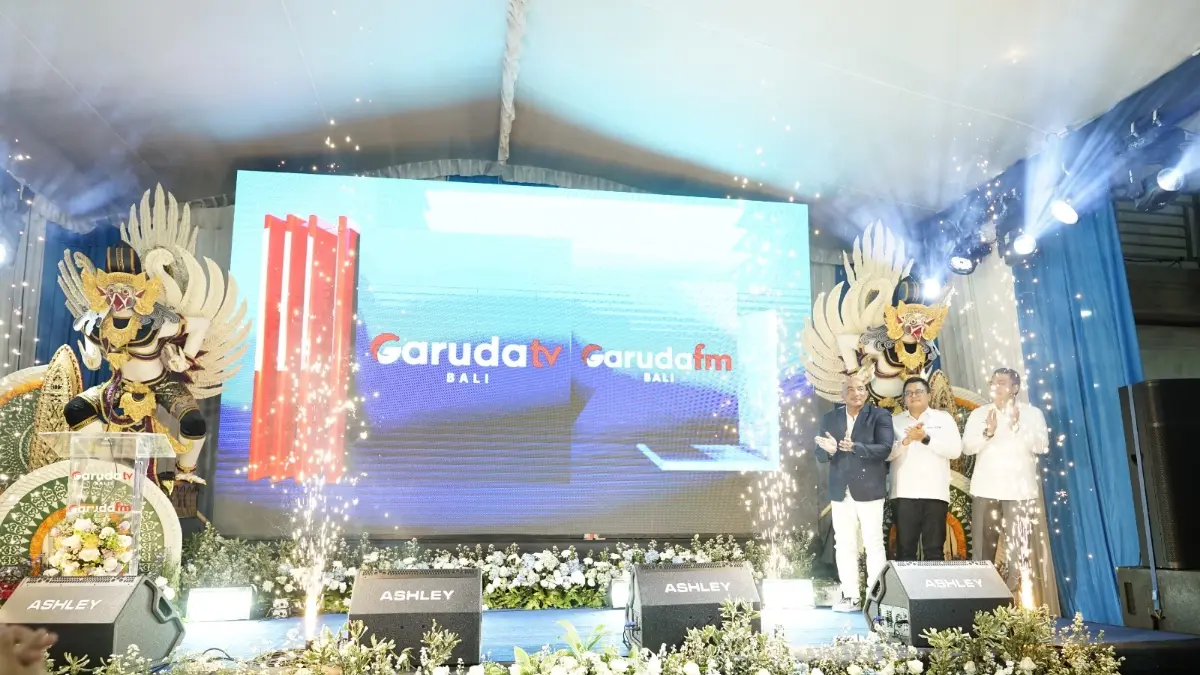 Kepala Biro Garuda TV Bali Made Muliawan Arya bersama Wakil Menteri Komunikasi dan Digital RI Angga Raka Prabowo, Direktur Utama Garuda TV Fahmi M. Anwari (3/8/2026).