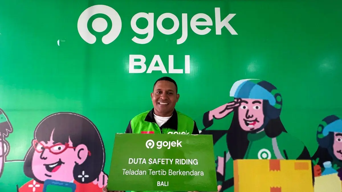KESELAMATAN BERKENDARA: Francisco Alves Godino, Mitra Driver di Bali, viral karena konsisten mewajibkan penumpang menggunakan helm. (IST/radarbali.id)