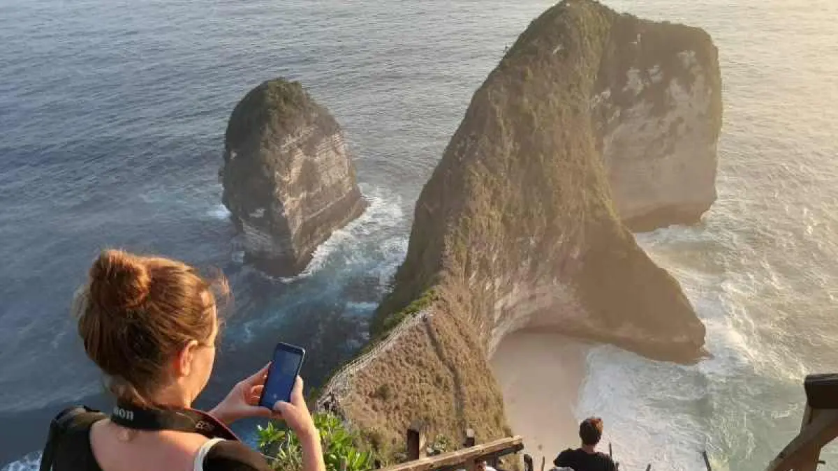 MASIH JADI ANDALAN : Pantai Kelingking, salah satu objek paling favorit di Nusa Penida, yang jadi andalan pendapatan Klungkung. (dewa ayu pitri arisanti)