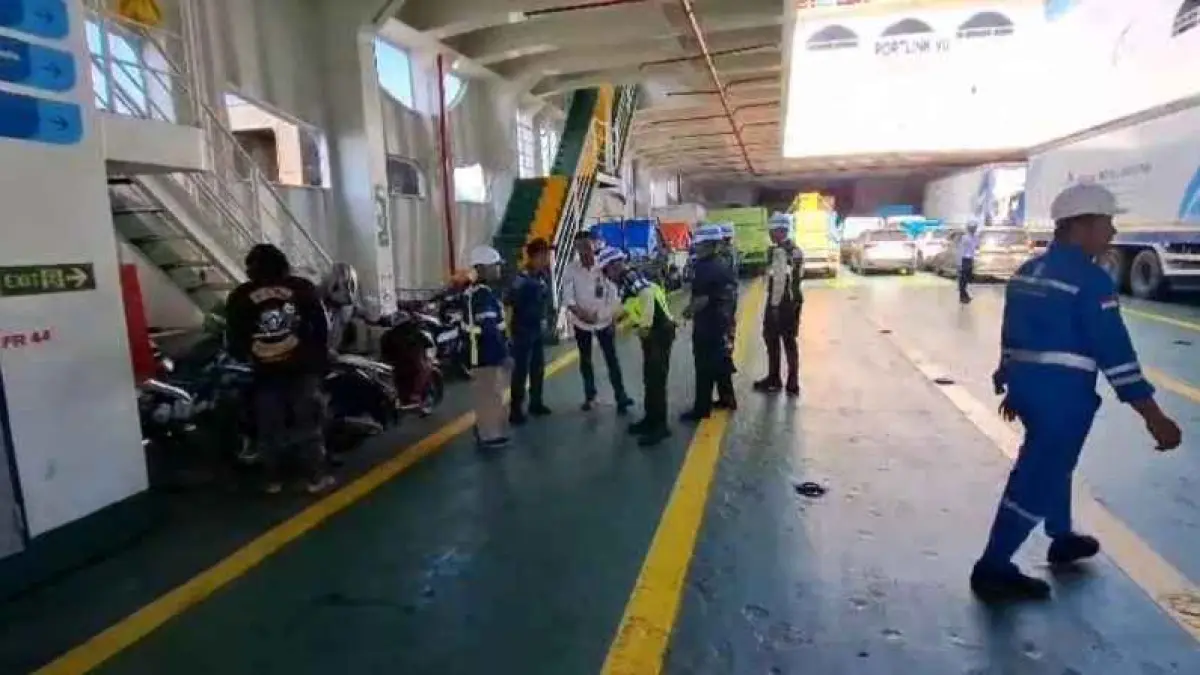 PANTAU LANGSUNG : Sejumlah petugas patroli di hari pertama sterilisasi di Gilimanuk. (M.Basir)