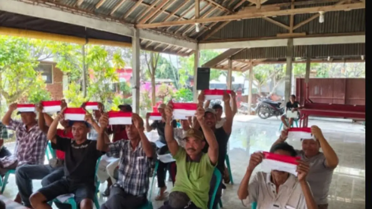 SEMANGAT NASIONALISME: Warga di banjar-banjar mendapat p;embagian bendera termasuk dibagikan di jalanan oleh Pemprov Bali. (IST/radarbali.id)