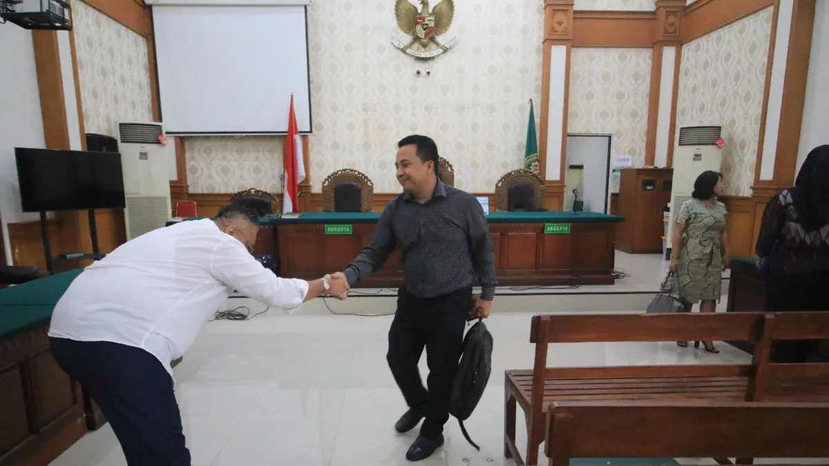 TABIK: Salah seorang tim Kuasa hukum para tergugat, I Nengah Jimat, S.H., disalami advokat Togar Situmorang dengan gestur menunduk usai gagalnya mediasi sidang di PN Denpasar, Kamis 6 Agustus 2026. (MIFTAHUDDIN HALIM/radarbali.id)