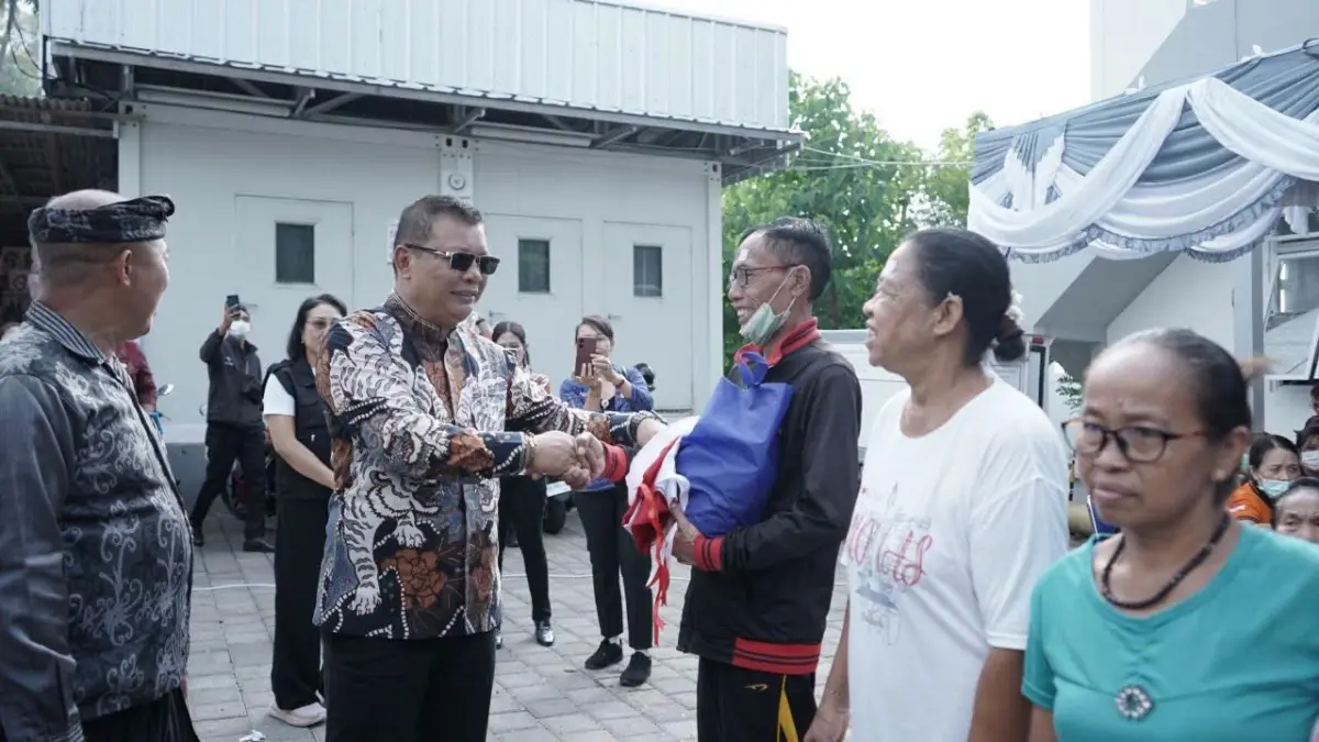 Wakil Bupati Karangasem Pandu Prapanca Lagosa meninjau sekaligus menyapa warga saat Bakti Sosial Kesehatan yang digelar Dinas Kesehatan dan organisasi profesional  di Banjar Batu Kori, Desa Seraya Timur, Selasa (4/8). 