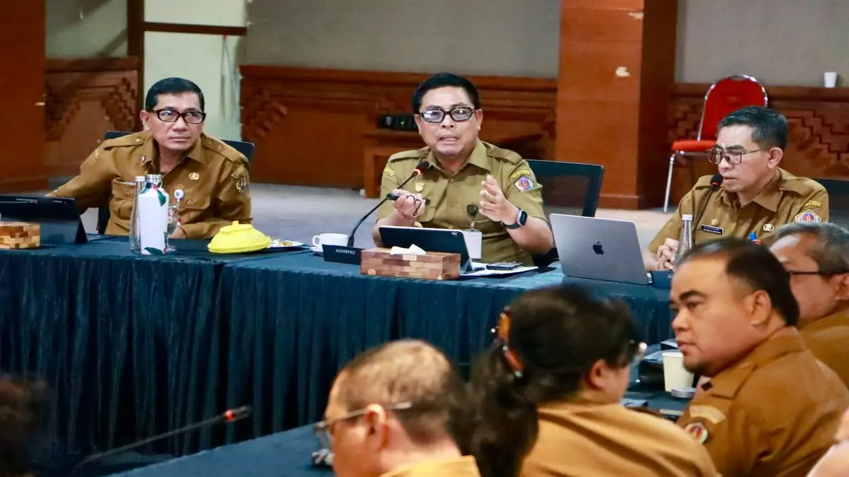 Wakil Walikota Denpasar, I Kadek Agus Arya Wibawa, saat memimpin Rapat Koordinasi Tim Koordinasi Penanggulangan Kemiskinan (TKPK) dan Percepatan Perlinsos di Denpasar, bertempat di Ruang Sewaka Mahottama, Graha Sewakadarma, Lumintang, Senin (3/8).