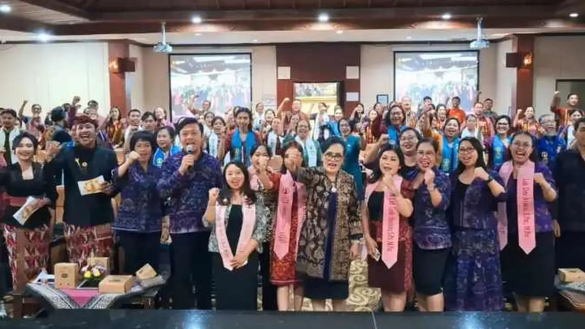CALON WISUDAWAN : Direktur Pascasarjana UHN I Gusti Bagus Sugriwa Denpasar, Prof. Dr. Dra. Relin D.E. M.Ag., melepas 104 calon wisudawan pascasarjana. (ist/UHN)