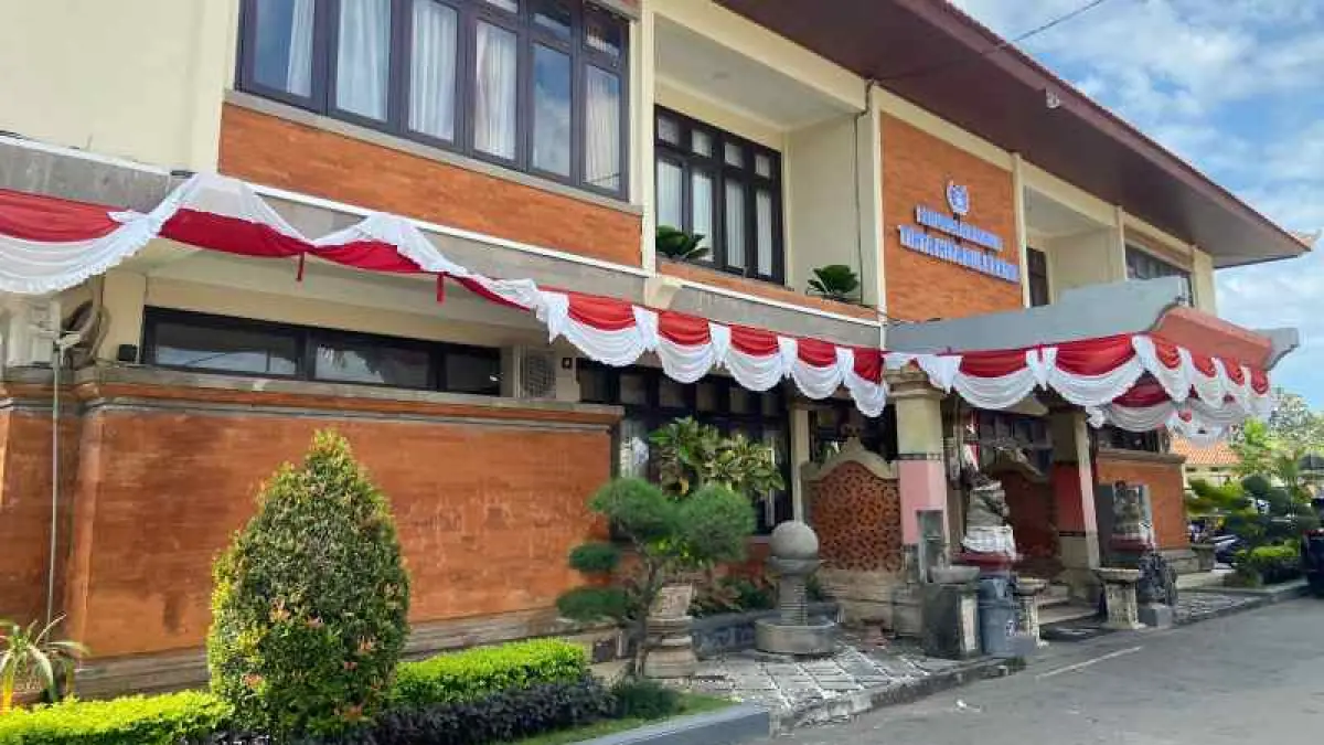 DISOROT LEWAT SURAT KALENG : Kantor Perumda Air Minum Tirta Hita Buleleng. Ada surat kaleng yang menyoroti seleksi direktur umumnya.. (Francelino Junior/Radar Bali)