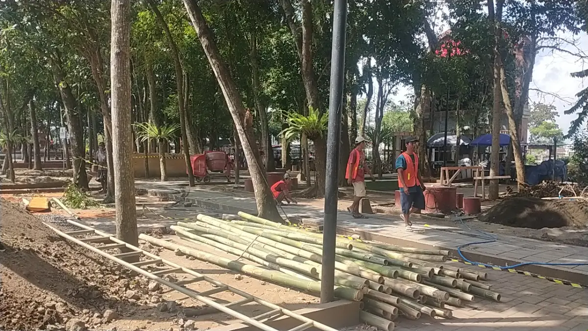 DITATA : Dinas Pekerjaan Umum dan Penataan Ruang (PUPR) Tabanan melakukan penataan besar-besaran kawasan Lapangan Alit Saputra, Dangin Carik. (juliadi)