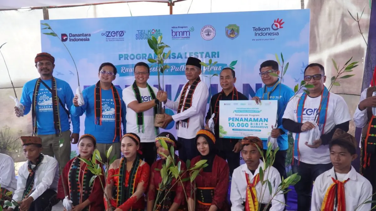 EKOLOGI PESISIR: TelkomGroup berkolaborasi dengan pemerintah daerah, mitra, dan masyarakat dalam aksi penanaman 10.000 bibit mangrove di Manggarai Barat, Nusa Tenggara Timur.