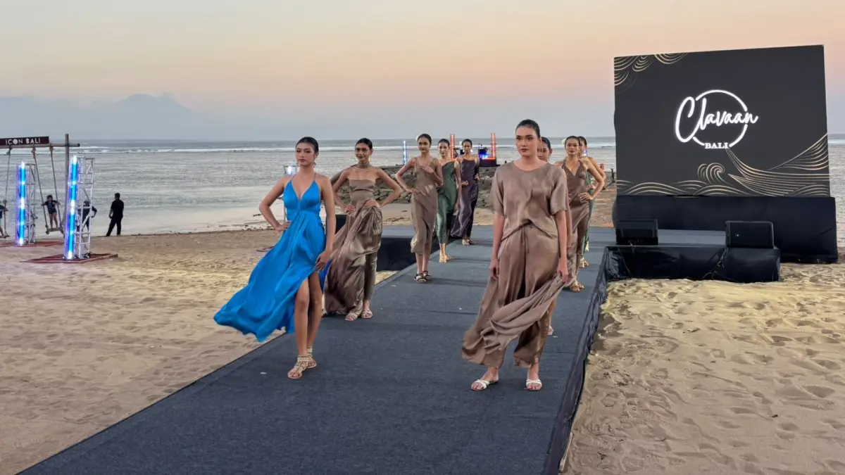 GAYA PANTAI: Puluhan model menampilkan beragam disain fashion tradisional hingga modern di atas catwalk tepi pantai Sanur. (marsellus pampur)