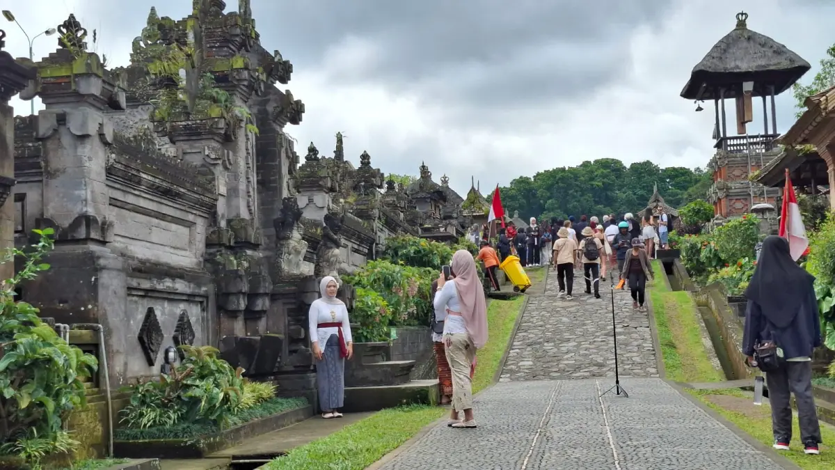 KUNJUNGAN WISATAWAN SELALU STABIL : Suasana di Desa Wisata Penglipuran, Bangli. (foto:Dewa Ayu Pitri Arisanti)