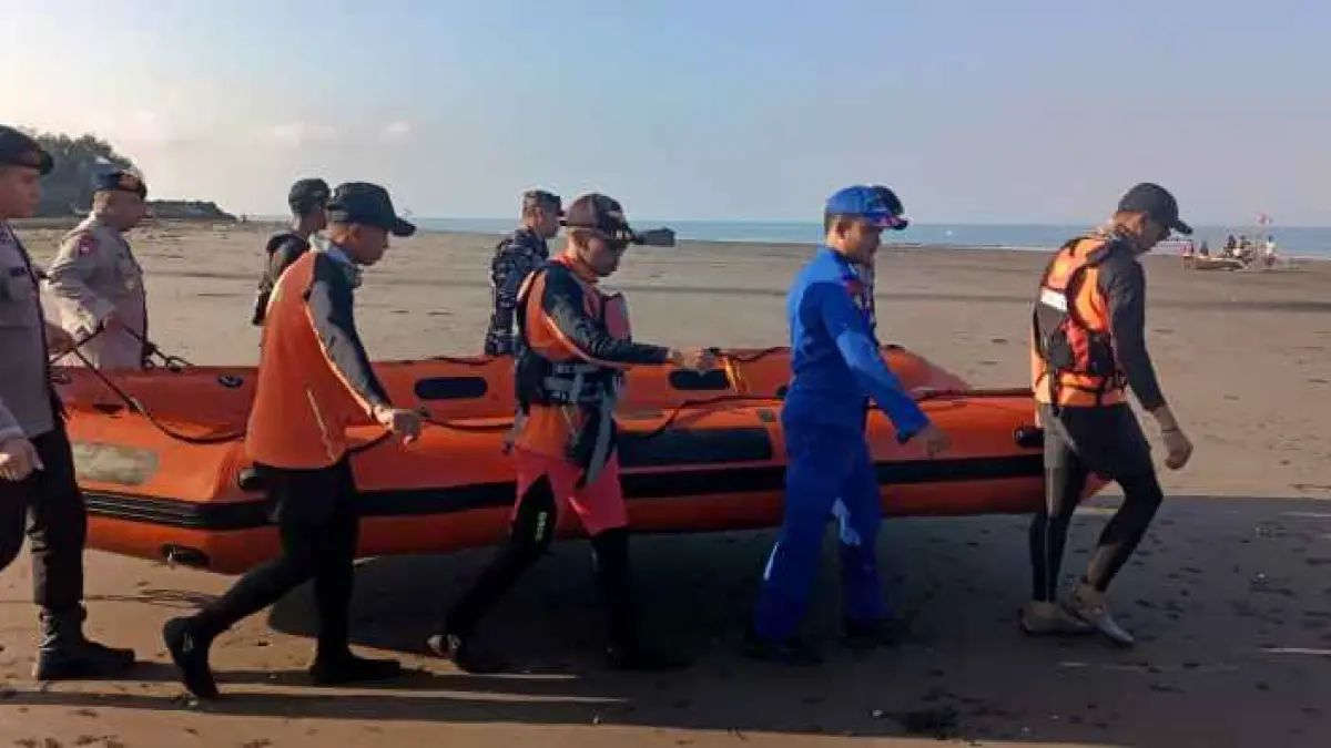 MASIH DICARI : Tim SAR gabungan untuk operasi pencarian . (SAR Jembran