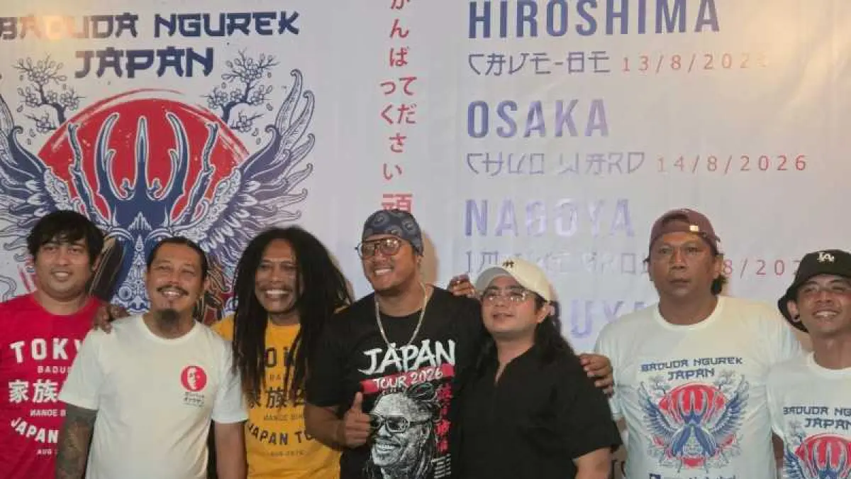 MELANGLANG BUANA : Nanoe Biroe (berkaus kuning) dan Kawan-kawan akan berangkat ke Jepang menghibur pekerja migran Bali di Jepang. (Marsellus Pampur)