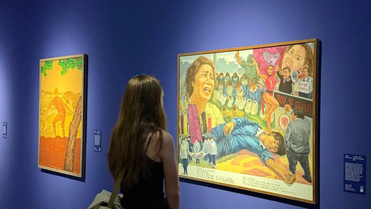 MENIKMATI KARYA SENI: Salah seorang wisatawan asing sedang menikmati seni lukis di Seoul Museum of Art, Korea Selatan. Sumber Foto: Seoul Museum of Art.
