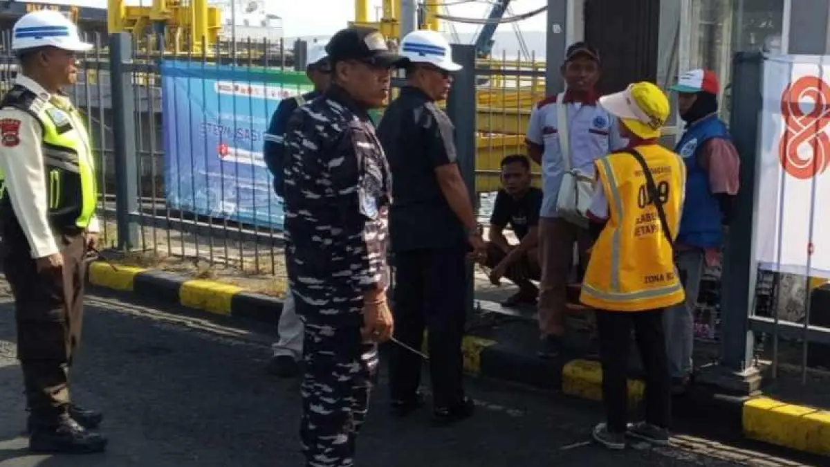 PAKAI SERAGAM : Pedagang asongan dengan seragam kuning (kanan) bersama petugas gabungan di Pelabuhan Gilimanuk. (foto:Pos AL)