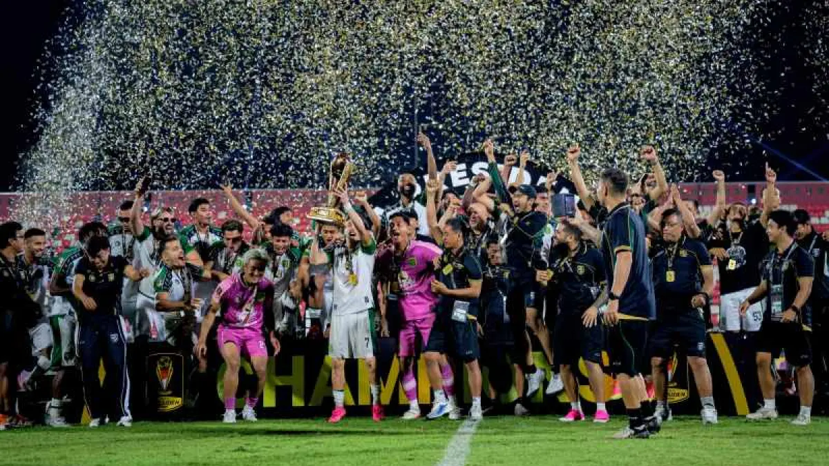 RAYAKAN GELAR JUARA : Persebaya tampil sebagai juara Piala Presiden 2026 setelah mengalahkan Persib Bandung lewat drama adu penalti dengan skor 6-5 di Stadion Kapten I Wayan Dipta, Gianyar. (IG Persebaya official)