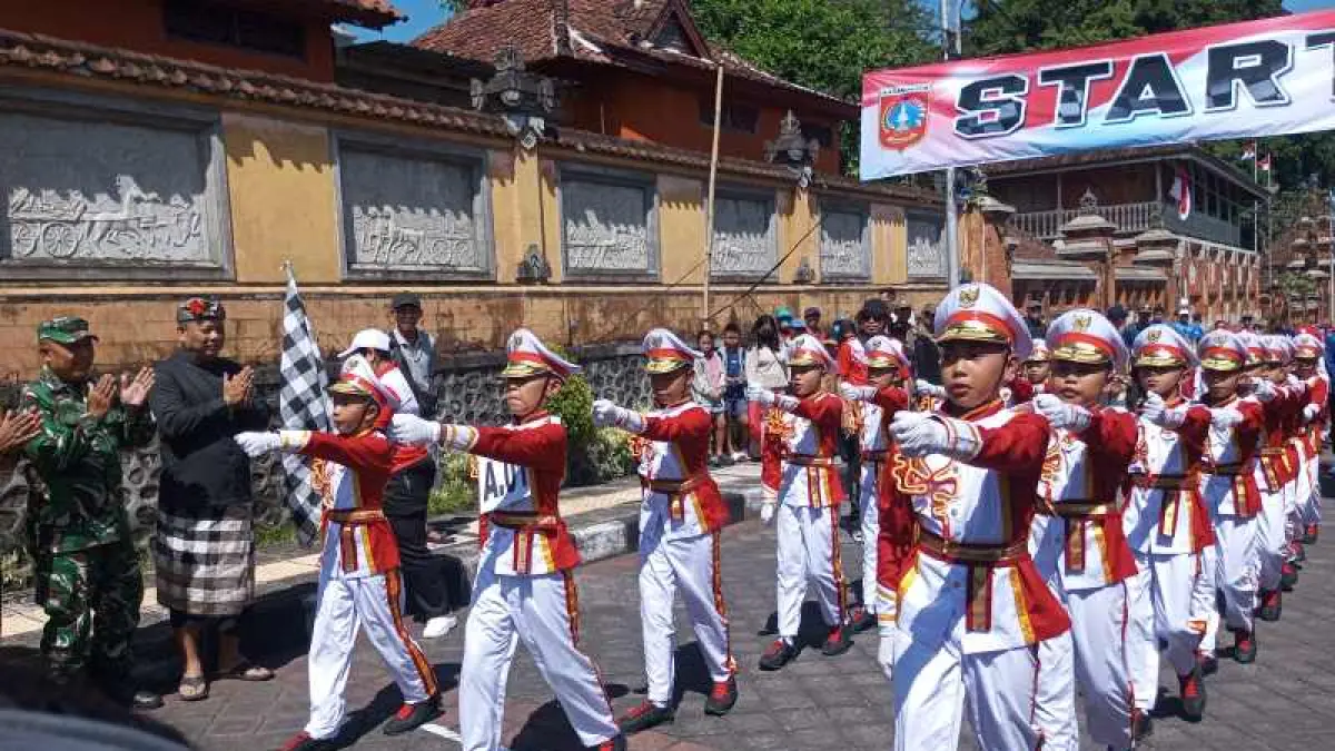 SEMANGAT 45 BOCAH SD : Perlombaan gerak jalan tingkat pelajar se-Kabupaten Karangasem. (Zulfika Rahman)