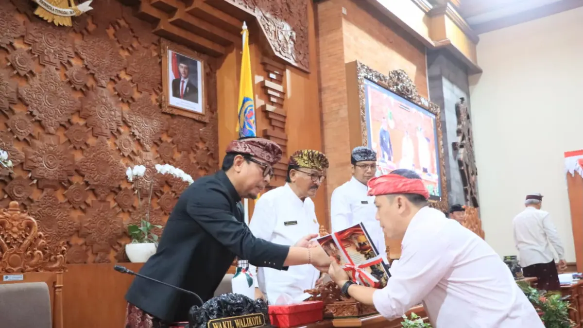 Wakil Wali Kota Denpasar, I Kadek Agus Arya Wibawa bersama Ketua DPRD Kota Denpasar, I Gusti Ngurah Gede, dan Wakil Ketua DPRD Made Oka Cahyadi Wiguna dalam Rapat Paripurna ke-11 Masa Persidangan II DPRD Kota Denpasar, Kamis (6/8), di Ruang Sidang DPRD Kota Denpasar.