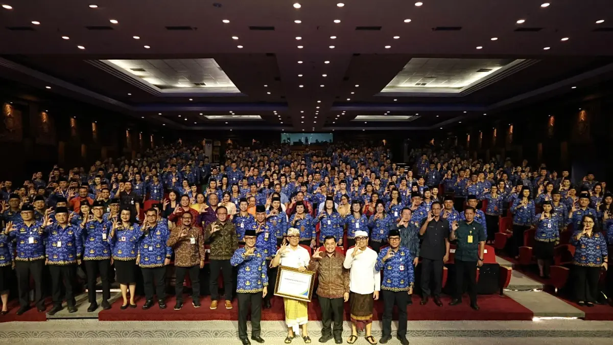 Wali Kota Denpasar, I Gusti Ngurah Jaya Negara saat kegiatan Pengukuhan Pergantian Antar Waktu (PAW) Dewan Pengurus KORPRI Kota Denpasar yang di sasikan Ketua Umum Dewan Pengurus Nasional (DPN) KORPRI, Prof. Dr. Zudan Arif Fahrulloh, Jumat (7/8) yang berlangsung di Ruang Taksu Gedung Dharma Negara Alaya.