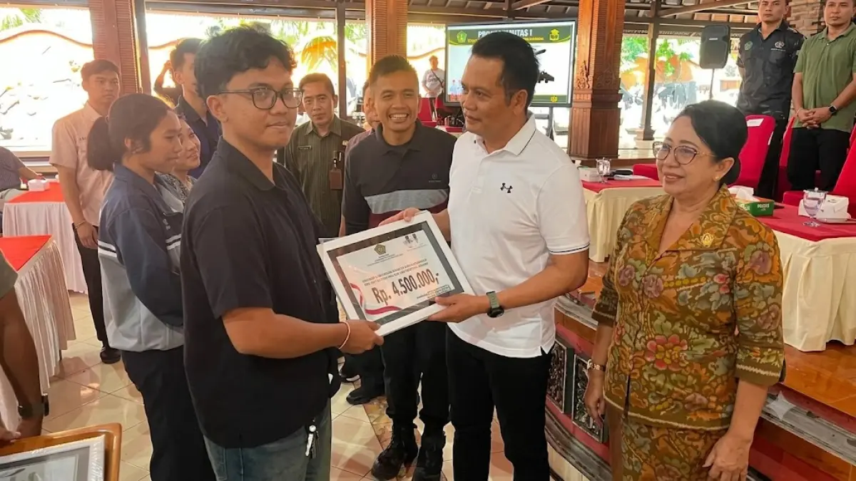 Bupati Jembrana Kembang Hartawan secara simbolis menyerahkan beasiswa bagi mahasiswa asal Jembrana. Sebanyak 307 mahasiswa menerima beasiswa sebesar Rp 4,5 juta per semester atau turun dari 1.814 penerima beasiswa di semester genap 2025/2026. 