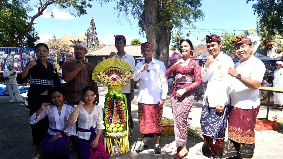 Bupati Klungkung, I Made Satria membuka Surya Metu Festival Vol. III Tahun 2026 di Pesisir Pantai Tanjung Kerambitan, Desa Adat Dalem Setra Batununggul, Kecamatan Nusa Penida, Kamis (5/8).&nbsp;