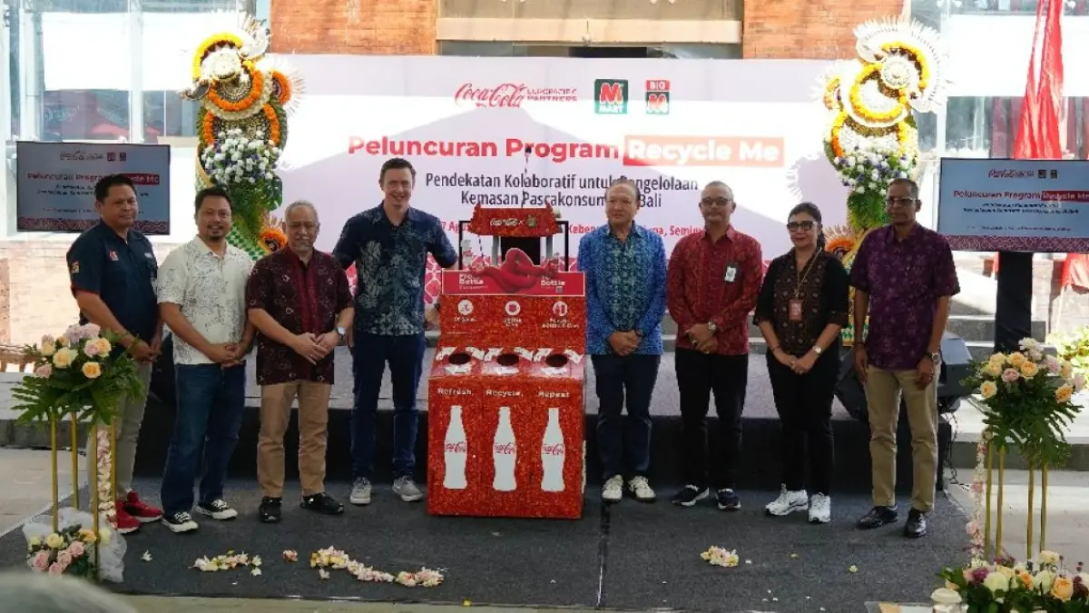 Ki-ka) GM Support M Mart I Gde Purwadarmana, Public Affairs, Communications, and Sustainability CCEP Indonesia Dhedy Adi Nugroho, PACS Director Coca-Cola Indonesia Triyono Prijosoesilo, Sales Modern Trade Director CCEP Indonesia Steven Geysen, Management M Mart Santiawan, Kabid Pengelolaan Sampah, Limbah B3, Pengendalian Pencemaran dan Kerusakan Lingkungan Hidup DHLK Bali Ida Bagus Kade Wiranegara, Kadis LH Badung Made Rai Warastuti, Managing Director M Mart Ramesh Ram Khaeruddin. Coca-Cola Indonesia dan M Mart meluncurkan program Recycle Me sebuah pendekatan kolaboratif untuk pengelolaan kemasan pascakonsumsi di Shelter Kebencanaan Arjuna, Seminyak, Bali pada Jumat, 7 Agustus 2026.