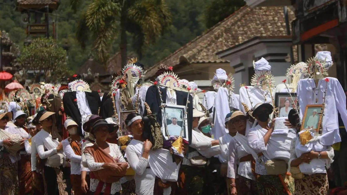 KERJA GOTONG ROYONG: Upacara Ngaben massal di Desa Kedisan Bangli berkat kebersamaan antara warga dengan pemimpin adat setempat. (IST/radarbali.id)