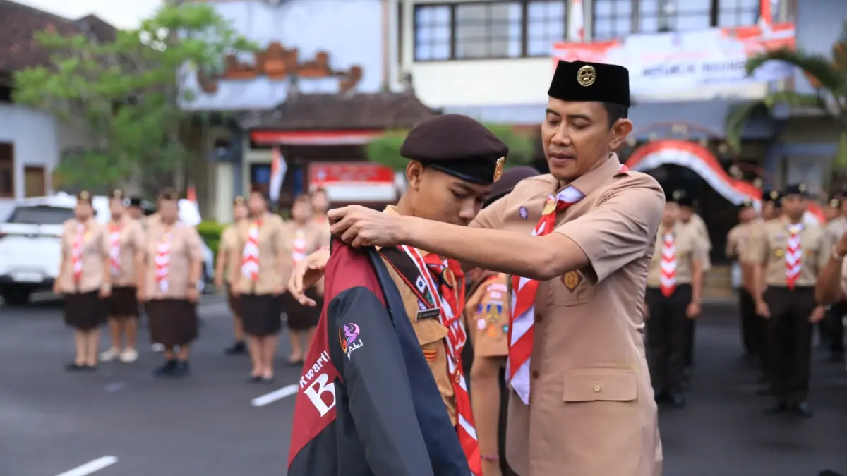 Wakil Bupati Klungkung, Tjokorda Gde Surya Putra sekaligus sebagai Ketua Kwartir Cabang Klungkung mengukuhkan anggota Pramuka Penggalang Garuda sekaligus melepas Kontingen Kwartir Cabang (Kwarcab) Klungkung menuju Jambore Nasional (Jamnas) XII Tahun 2026 di halaman belakang Kantor Bupati Klungkung, Kamis (6/8).&nbsp;