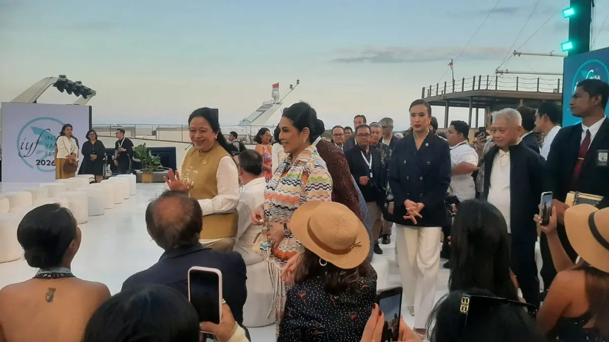 Ketua DPR RI Puan Maharani (berjalan paling depan) didampingi Ketua Umum DPP INSA Carmelita Hartoto dan disusul Menteri Pariwisata Menteri Pariwisata Republik Indonesia, Widiyanti Putri Wardhana, saat opening INSA Yacht Festival 2026 di Benoa Marina, Sabtu 8 Agustus 2026. (M. RIDWAN/radarbali.id)