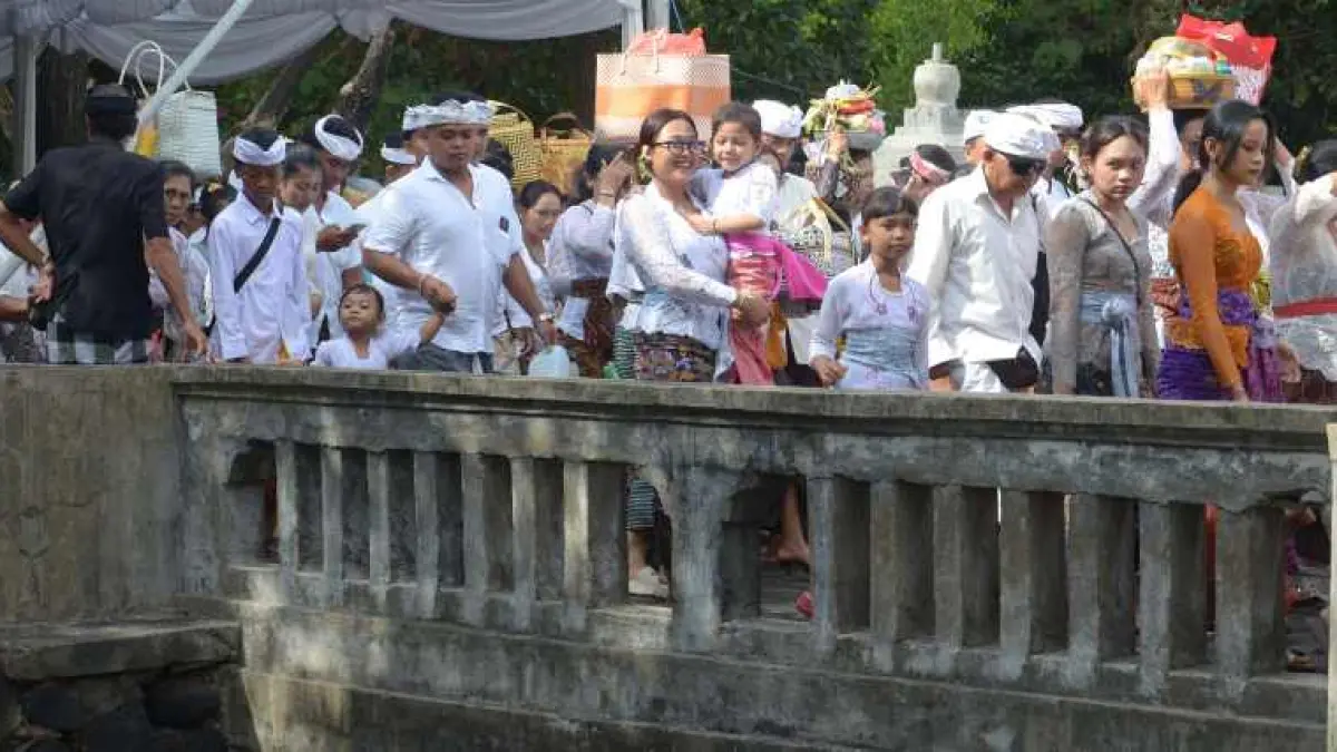 Ilustrasi pemedek menuju Pura Sakenan , Serangan, saat hari raya Kuningan. (foto: Adrian Suwanto/Radar Bali)