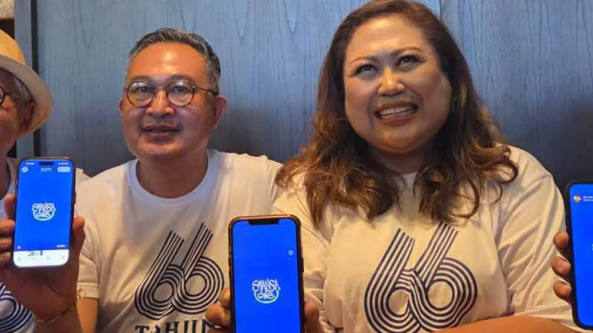 INI APLIKASINYA: Ketua IKASMANSA, Eka Mastra (tengah) dan Ketua Panitia Perayaan 66 Tahun SMAN 1 Denpasar, Ida Bagus Agung Partha Adnyana (kiri) menunjukan aplikasi SMANSA ONE. (Foto Marsell Pampur)